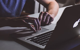 阿尔卡拉斯0-2不敌梅德韦杰夫16连胜终结！